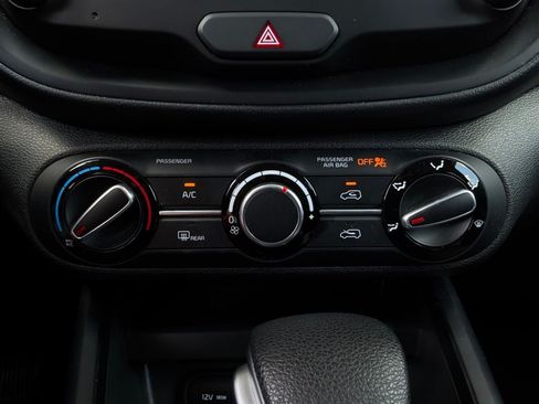 Used 2025 Kia Soul LX w/ LX Technology Package FWD image 25
