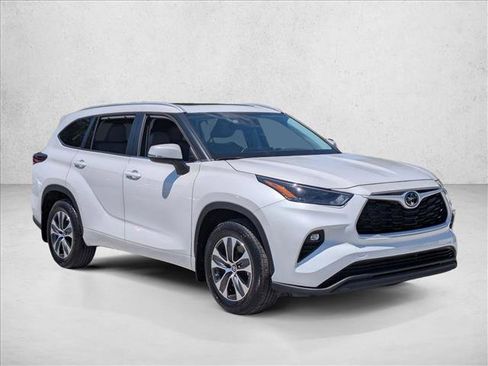 Used 2024 Toyota Highlander XLE FWD image 3