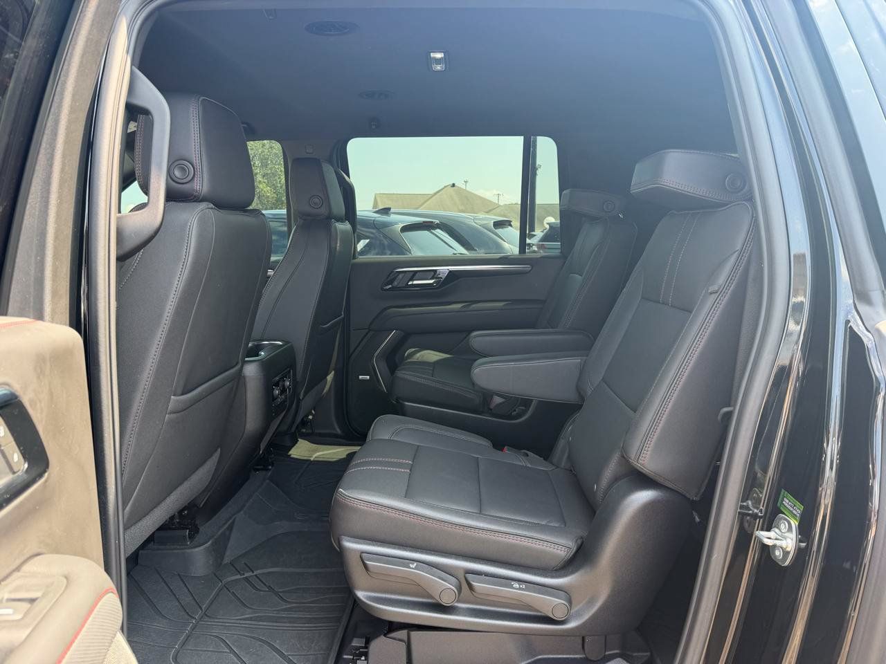 Used 2025 Chevrolet Suburban RST w/ Comfort Package RWD image 8