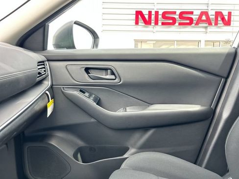 Used 2025 Nissan Rogue S AWD/4WD image 38