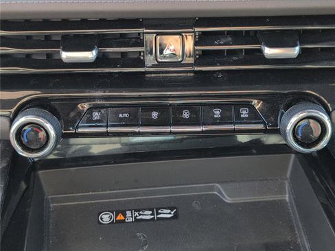Used 2025 Chevrolet Suburban Z71 AWD/4WD image 37