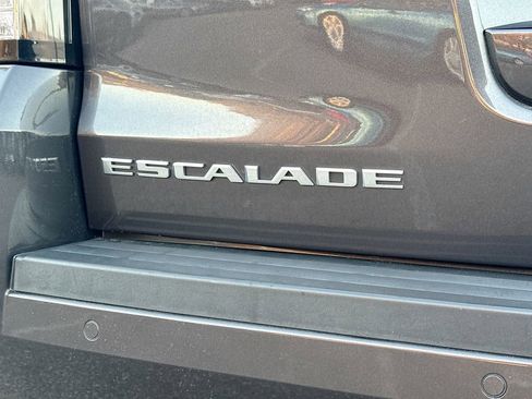 Used 2017 Cadillac Escalade Luxury image 11