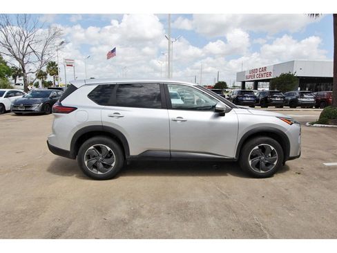 Used 2024 Nissan Rogue SV image 5