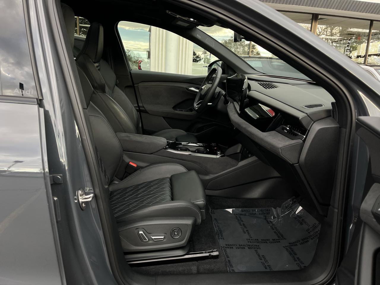 Used 2025 Audi SQ6 e-tron Premium Plus w/ Premium Plus AWD/4WD image 21