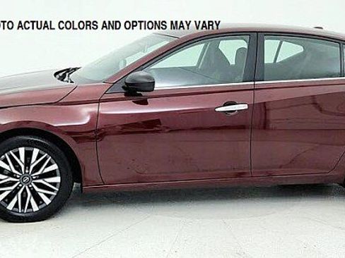Used 2024 Nissan Altima 2.5 SV image 1