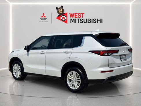 Used 2024 Mitsubishi Outlander ES image 3