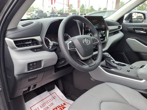 Used 2023 Toyota Highlander XLE FWD image 17