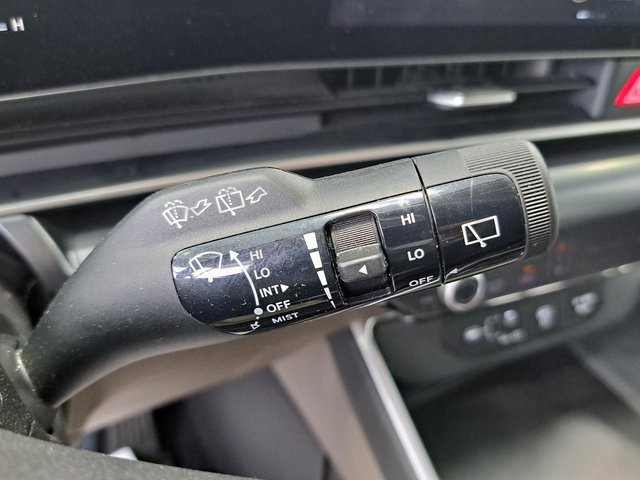 Used 2025 Kia Carnival FWD image 11
