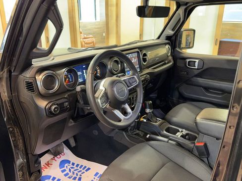 Used 2023 Jeep Wrangler Unlimited Sahara image 9