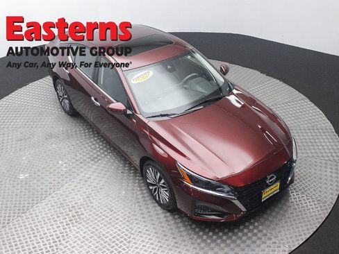 Used 2024 Nissan Altima 2.5 SV w/ SV Premium Package AWD/4WD image 3