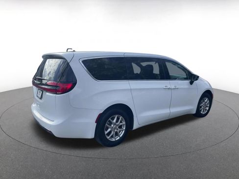 Used 2025 Chrysler Pacifica Select image 14
