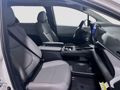 New 2026 Toyota Sienna XLE FWD image 27