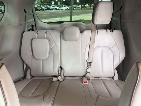 Used 2020 Chrysler Pacifica Limited image 12