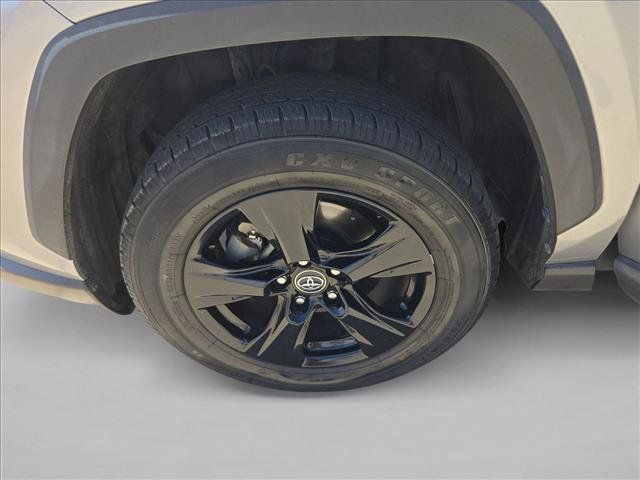 Used 2021 Toyota RAV4 XLE w/ Convenience Package FWD image 25