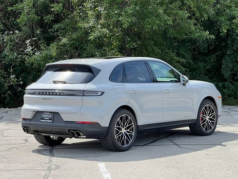 Certified 2024 Porsche Cayenne S AWD/4WD image 6