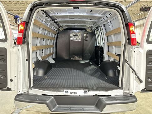 Used 2024 GMC Savana 2500 w/ Driver Convenience Package image 18