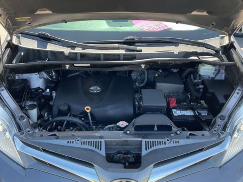 Used 2020 Toyota Sienna XLE Premium w/ Carpet Mat Package FWD image 57