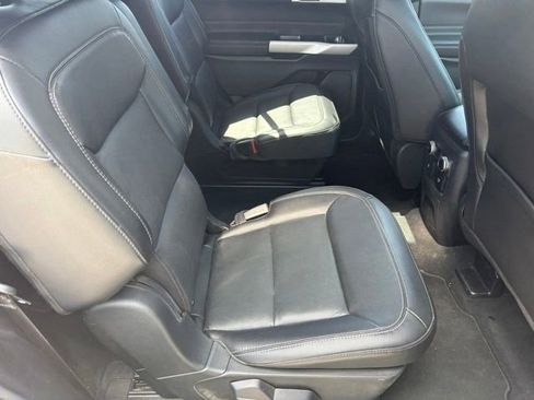 Used 2022 Ford Explorer Limited w/ Equipment Group 301A AWD/4WD image 8