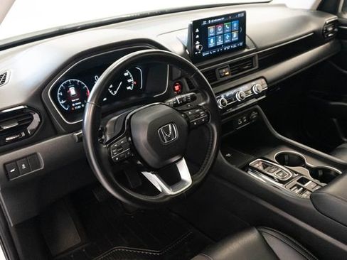 Used 2023 Honda Pilot Touring image 3
