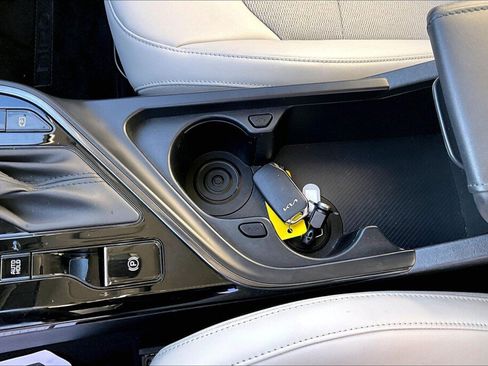 Used 2023 Kia Niro EX image 17