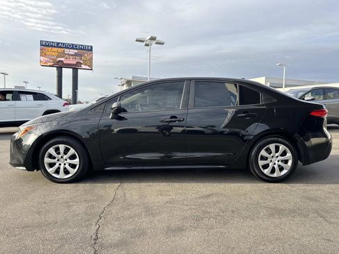 Used 2022 Toyota Corolla LE image 2