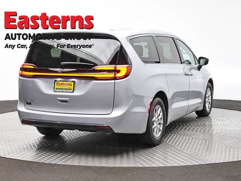 Used 2024 Chrysler Pacifica Touring-L FWD image 5
