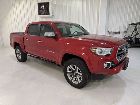 Used 2016 Toyota Tacoma Limited w/ Towing Package image 7