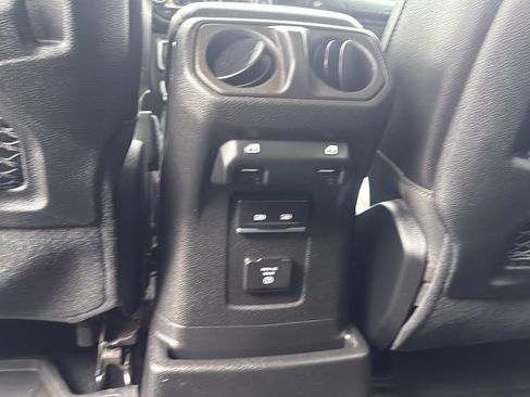 Used 2023 Jeep Wrangler Unlimited Rubicon w/ Cold Weather Group AWD/4WD image 14