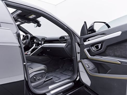 Used 2022 Lamborghini Urus AWD/4WD image 32