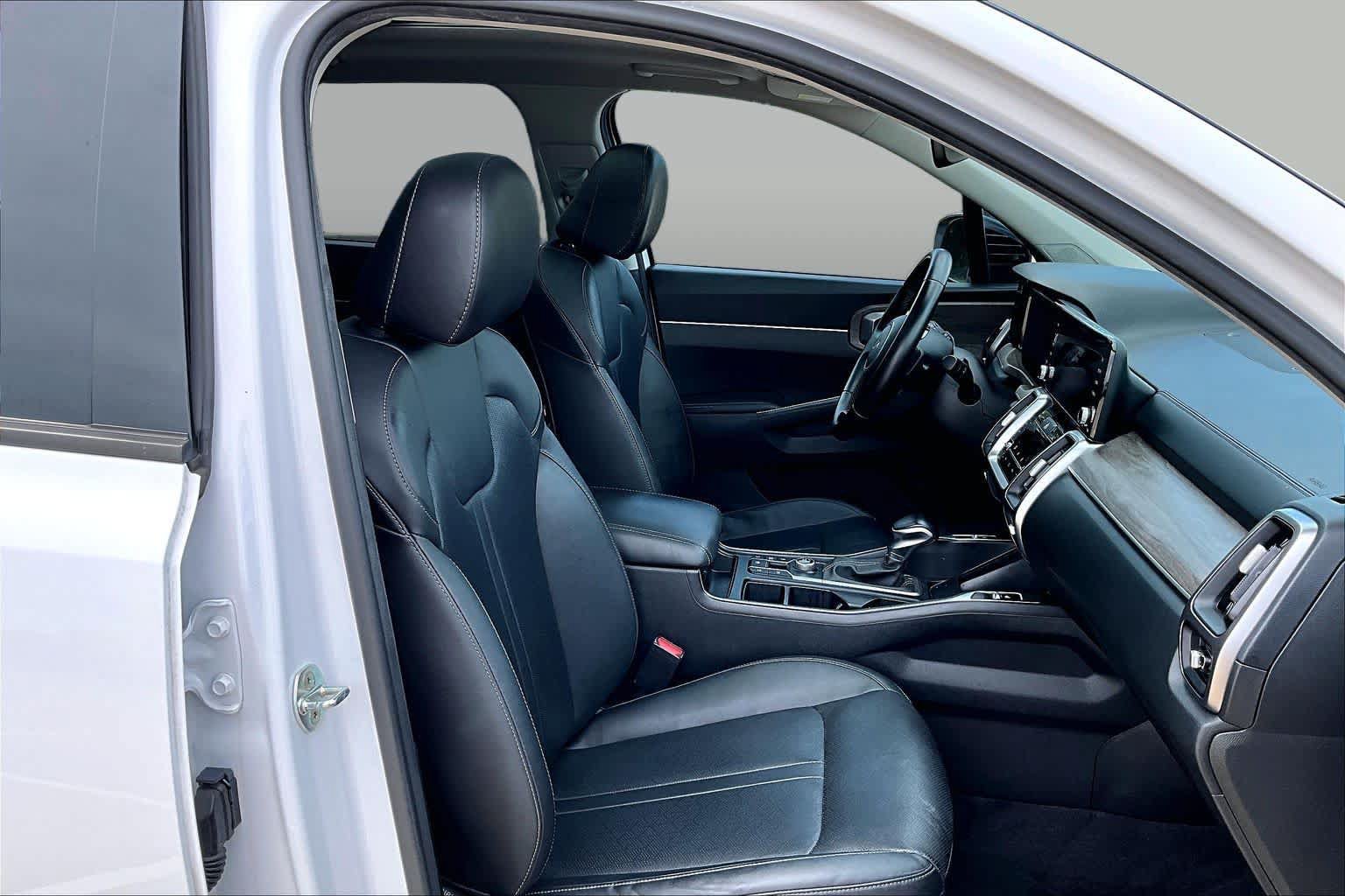 Used 2023 Kia Sorento EX w/ Panoramic Sunroof Package FWD image 9