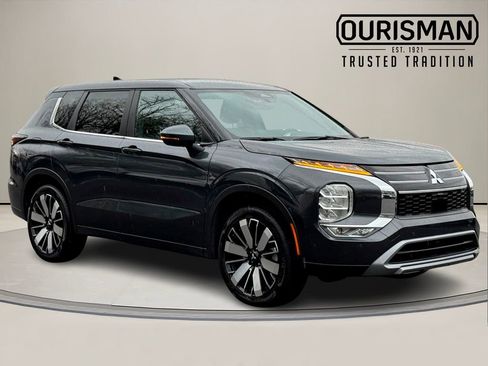 Used 2025 Mitsubishi Outlander SE image 1