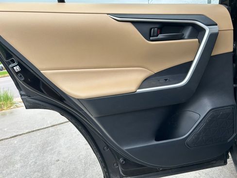 Used 2020 Toyota RAV4 LE w/ Carpet Mat Package AWD/4WD image 24