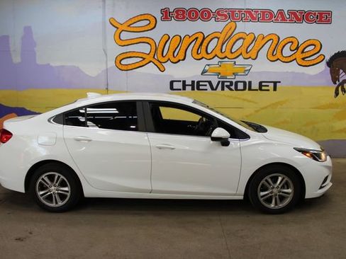 Used 2018 Chevrolet Cruze LT FWD image 1