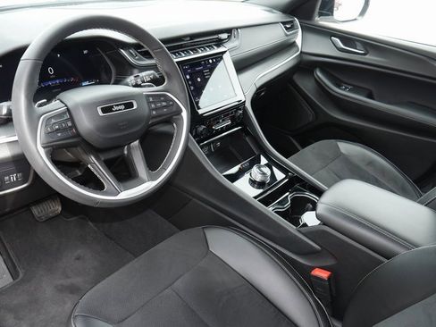 Used 2023 Jeep Grand Cherokee Altitude image 16