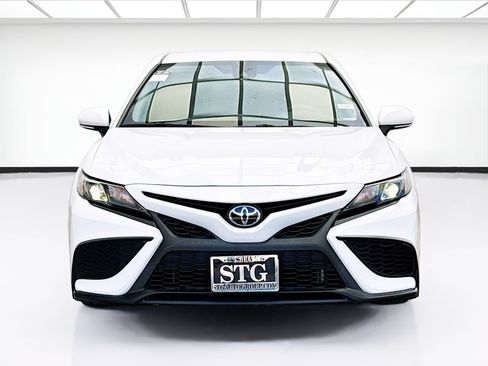 Used 2022 Toyota Camry SE w/ Convenience Package FWD image 2