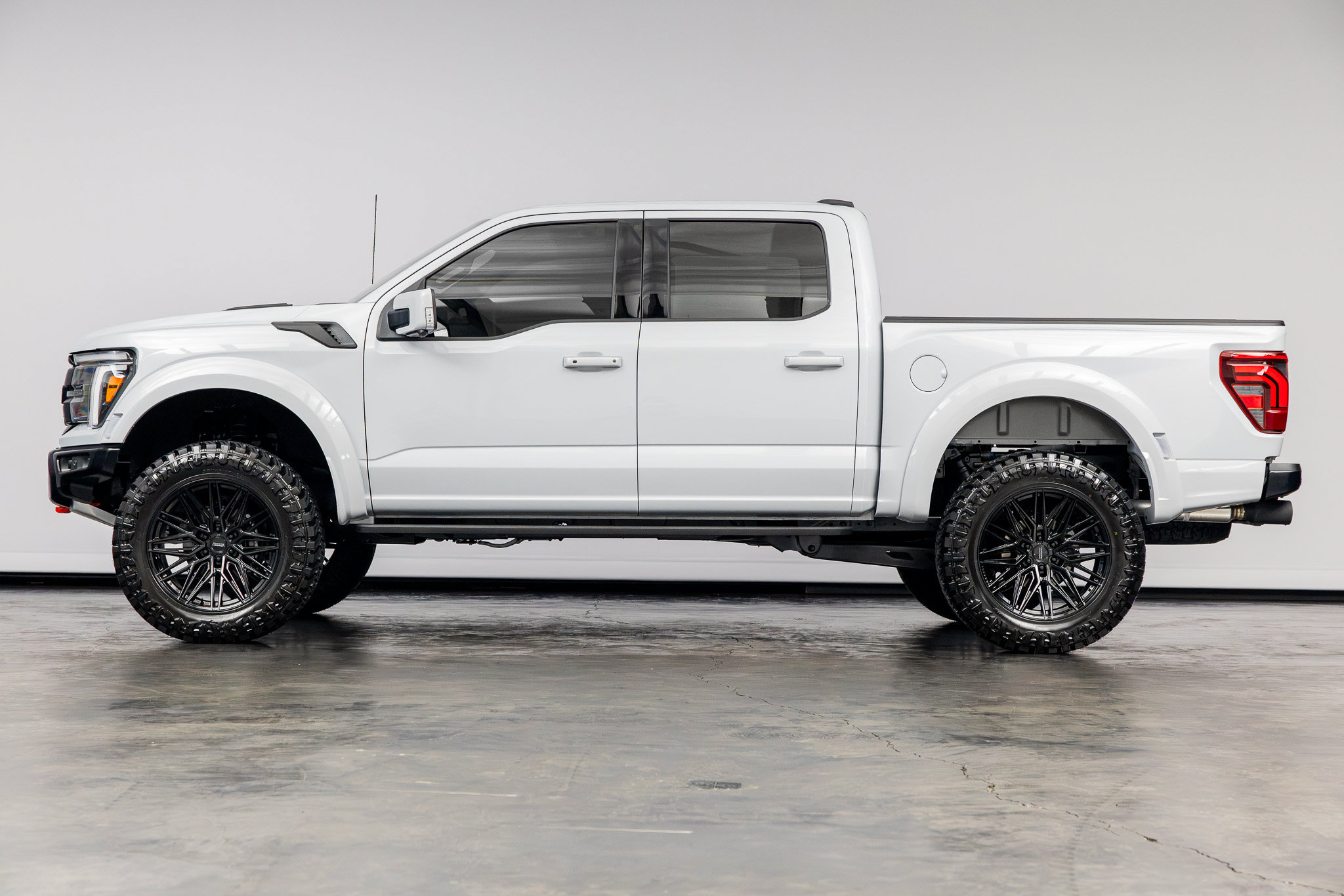 Used 2025 Ford F150 Raptor w/ Equipment Group 803A Raptor R AWD/4WD image 9