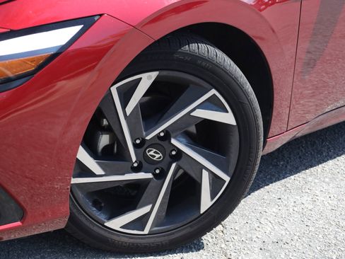 Used 2025 Hyundai Elantra Limited image 17