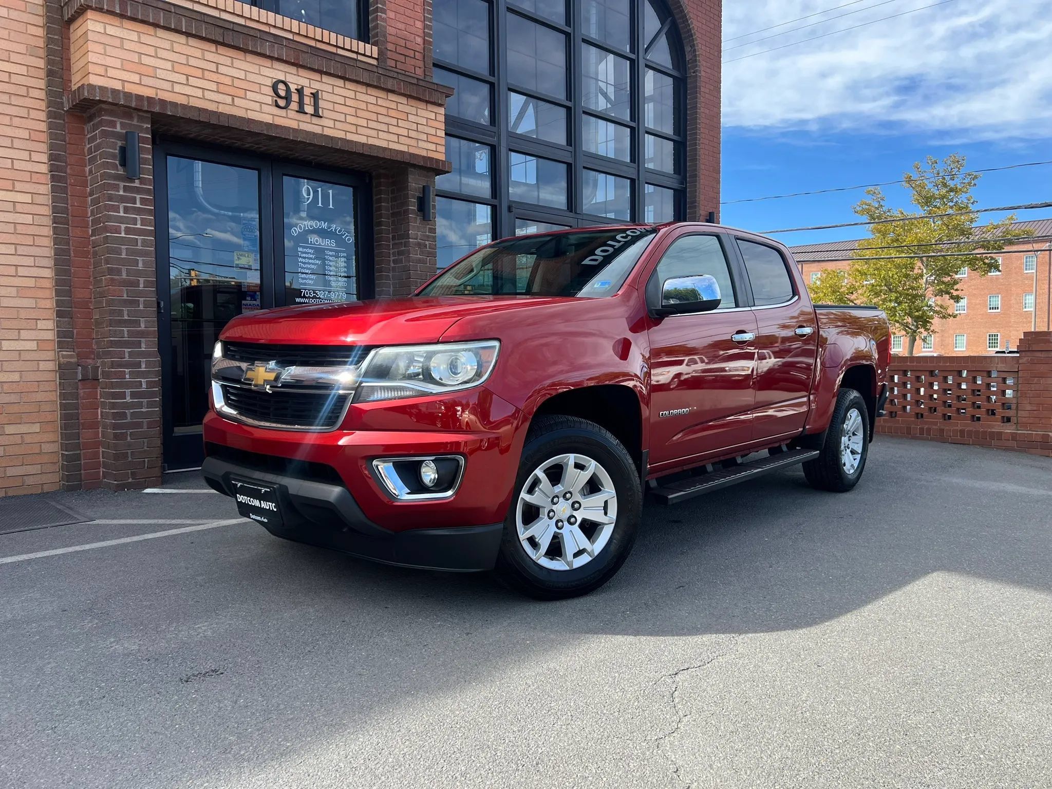 Used 2015 Chevrolet Colorado LT w/ Luxury Package RWD image 2