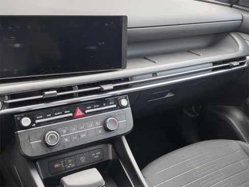 Certified 2025 Hyundai Santa Cruz SE image 10