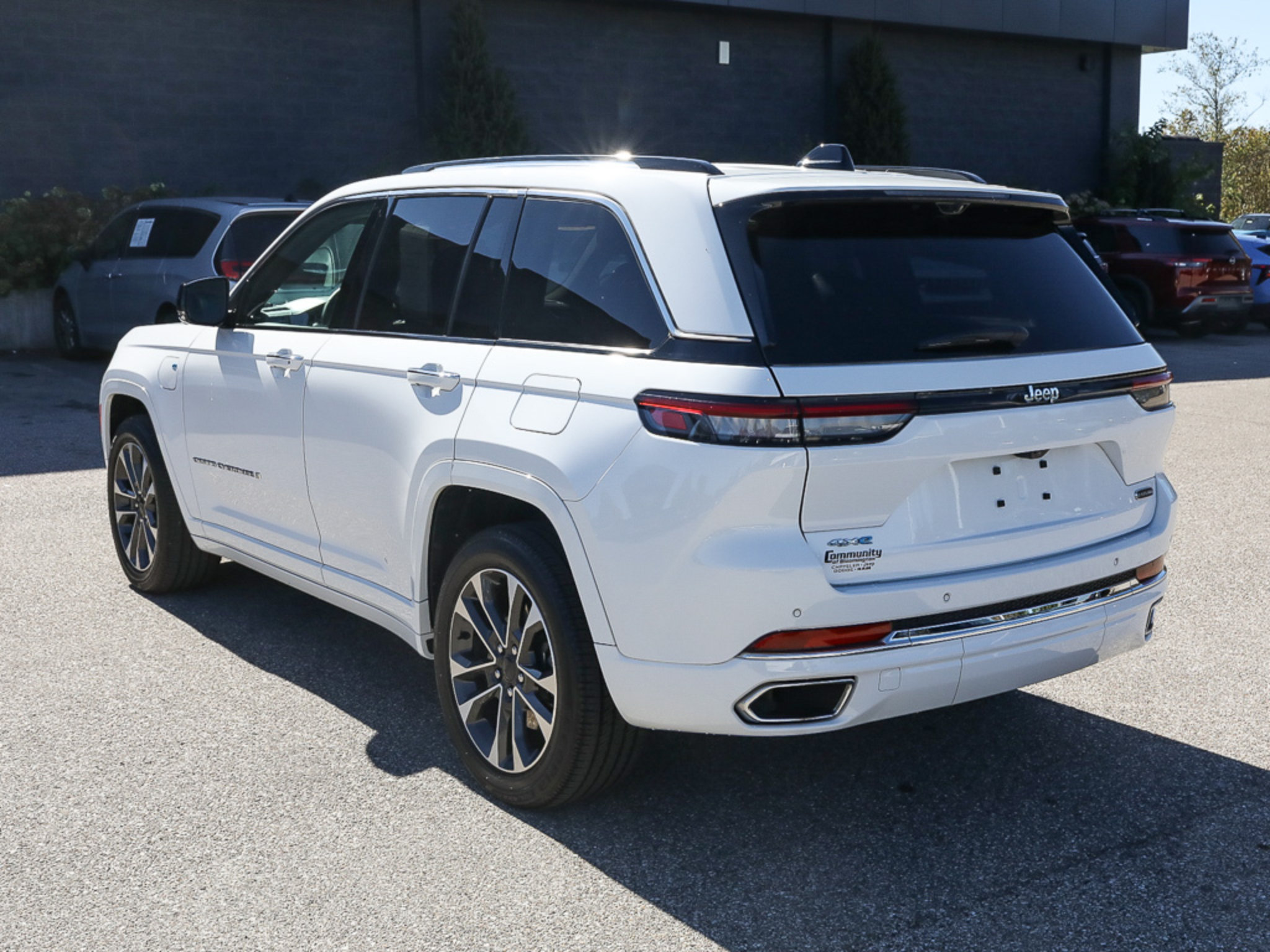 Used 2023 Jeep Grand Cherokee Overland w/ Advanced Protech Group III AWD/4WD image 4