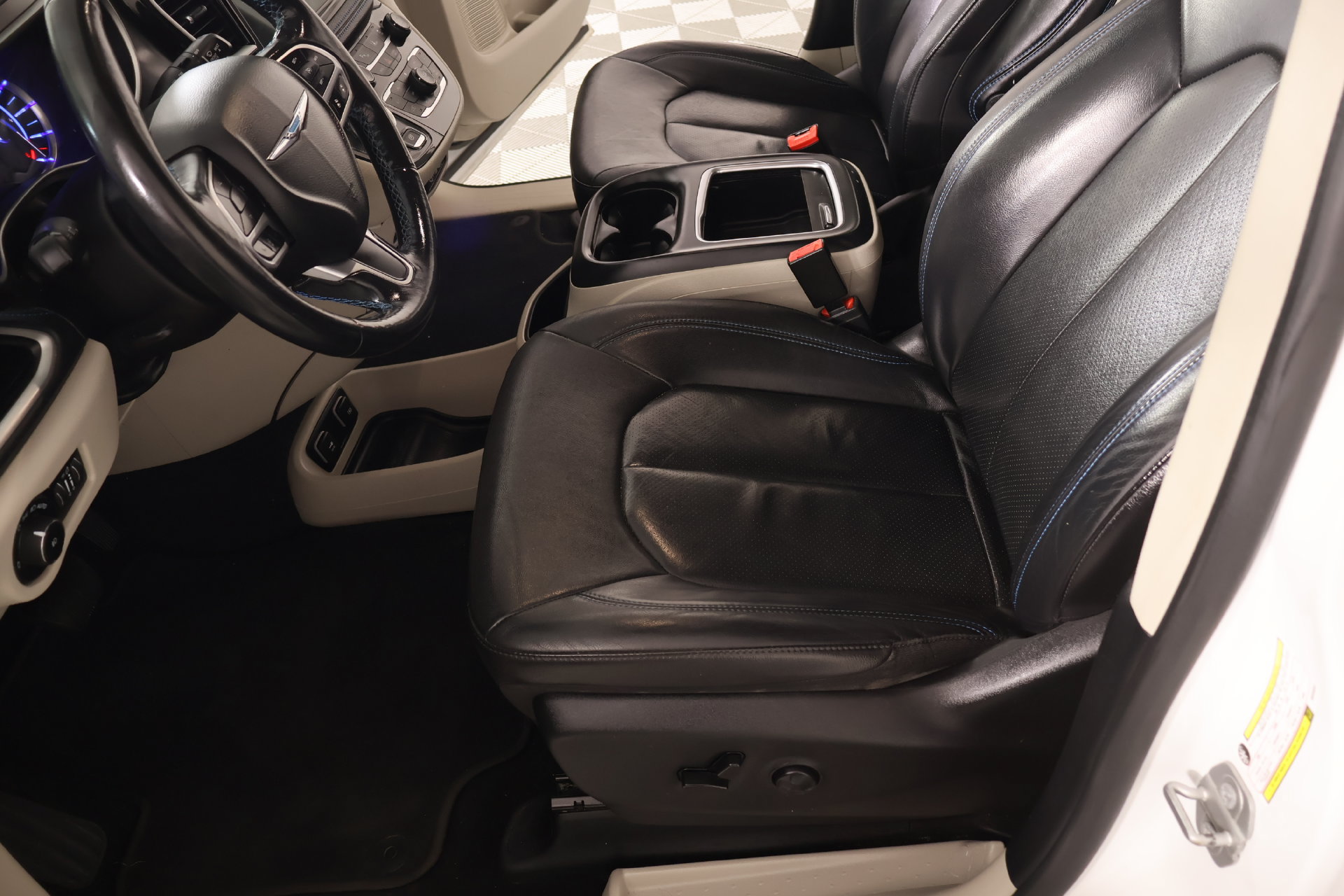 Used 2021 Chrysler Pacifica Touring-L FWD image 12