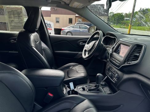 Used 2019 Jeep Cherokee Latitude Plus w/ Cold Weather Group AWD/4WD image 9