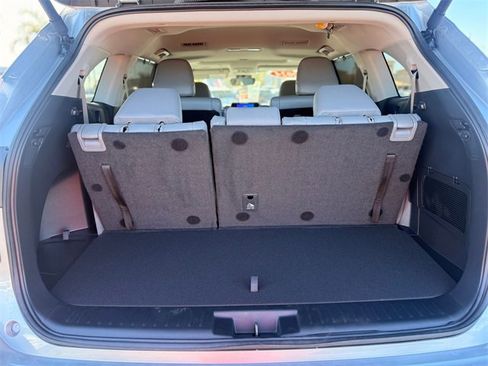 Used 2024 Toyota Highlander XLE image 6