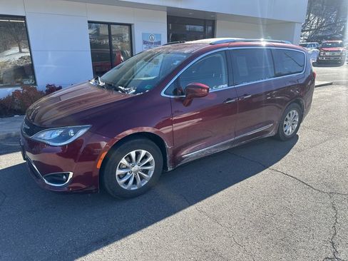 Used 2019 Chrysler Pacifica Touring-L image 2