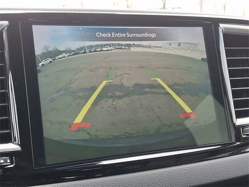 Used 2024 Chrysler Pacifica Touring-L image 18