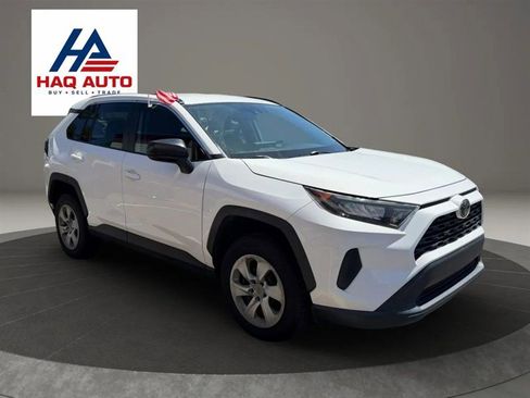 Used 2019 Toyota RAV4 LE FWD image 3