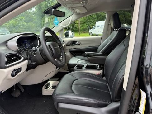 Used 2024 Chrysler Pacifica Touring-L FWD image 6