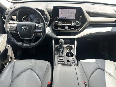 Used 2024 Toyota Highlander XLE AWD/4WD image 18