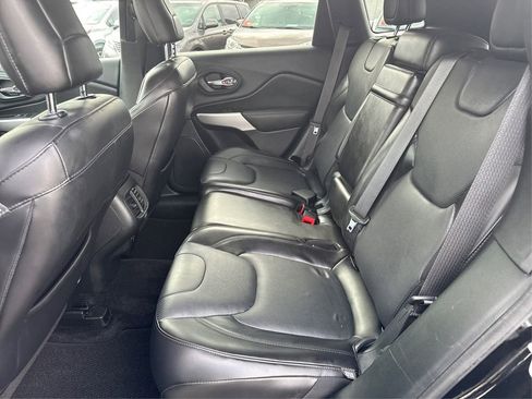 Used 2018 Jeep Cherokee Overland image 11