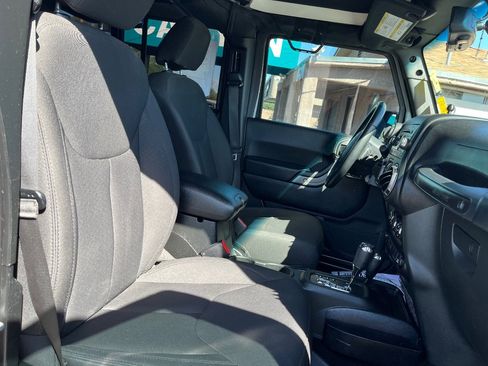 Used 2018 Jeep Wrangler Unlimited Sport S image 32